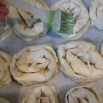 Pužići sa sirom | Premazivanje pužića i pečenje | Postupak 4 | Slika 3/8