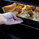 Pužići sa sirom | Premazivanje pužića i pečenje | Postupak 4 | Slika 8/8