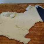 Voćna torta sa ananasom i višnjama | Ređanje torte | Postupak 5 | Slika 4/12