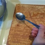 Voćna torta sa ananasom i višnjama | Ređanje torte | Postupak 5 | Slika 2/12