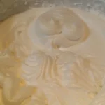 Voćna torta sa ananasom i višnjama | Mućenje šlaga | Postupak 4 | Slika 6/6