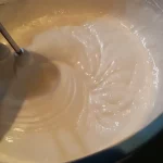 Voćna torta sa ananasom i višnjama | Mućenje šlaga | Postupak 4 | Slika 5/6