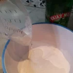 Voćna torta sa ananasom i višnjama | Mućenje šlaga | Postupak 4 | Slika 4/6