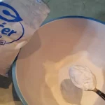 Voćna torta sa ananasom i višnjama | Mućenje šlaga | Postupak 4 | Slika 2/6