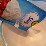 Voćna torta sa ananasom i višnjama | Mućenje šlaga | Postupak 4 | Slika 1/6