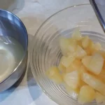 Voćna torta sa ananasom i višnjama | Priprema voća | Postupak 2 | Slika 4/5