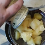 Voćna torta sa ananasom i višnjama | Priprema voća | Postupak 2 | Slika 3/5