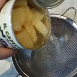 Voćna torta sa ananasom i višnjama | Priprema voća | Postupak 2 | Slika 2/5