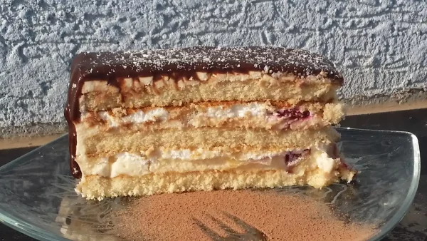 Voćna torta sa ananasom i višnjama | Istaknuta slika 1/4 | Osvežavajući, voćni, duet, prirode, u, slatkom, okruženju