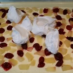 Voćna torta sa ananasom i višnjama | Ređanje torte | Postupak 5 | Slika 8/12