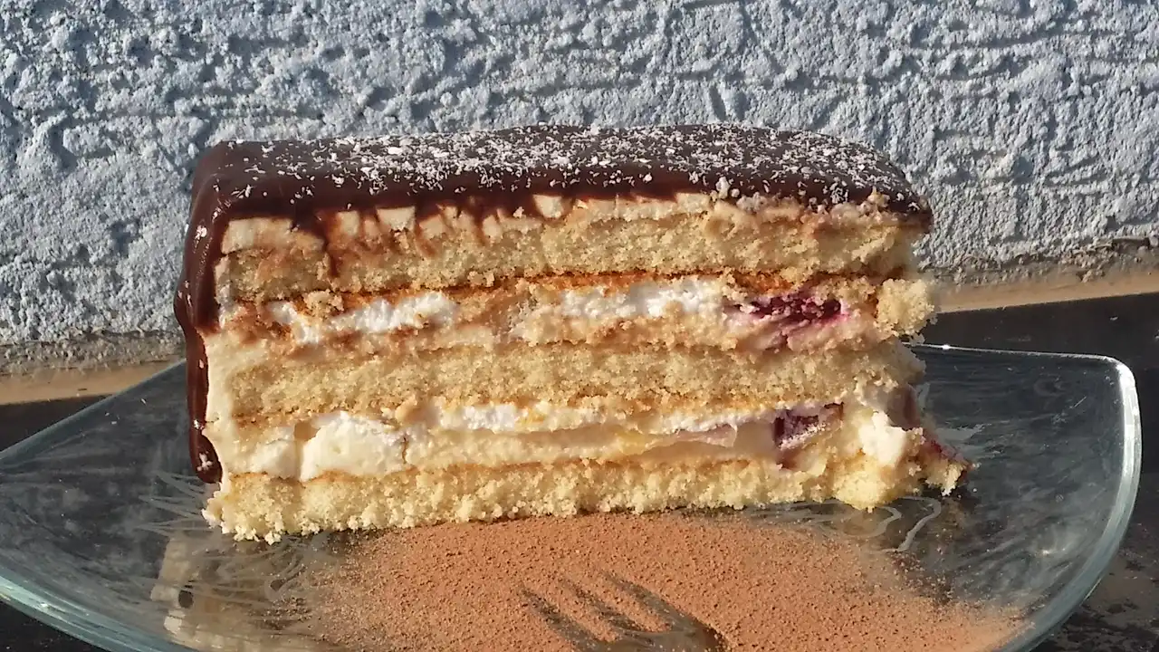 Voćna torta sa ananasom i višnjama