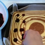 Mramorni kolač sa kupinama | Ređanje kolača | Postupak 4 | Slika 7/8