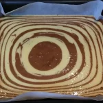 Mramorni kolač sa kupinama | Ređanje kolača | Postupak 4 | Slika 6/8