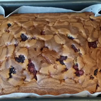 Mramorni kolač sa kupinama | Serviranje | Postupak 6 | Slika 1/2