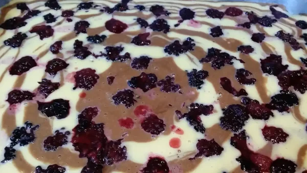 Mramorni kolač sa kupinama | 3/4 Mramorni kolač sa kupinama 9 | Istaknuta slika 3/4 | Svaka, doza, slatkog, zaslužuje, malo, voća, prirodnog, ukusa, i, vibrantne, boje