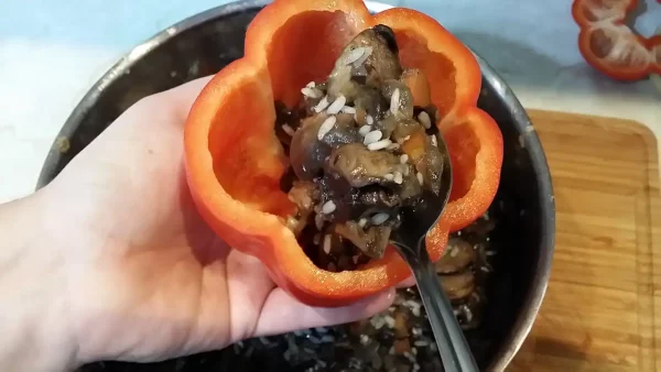 Posne punjene paprike sa pečurkama 28 | Istaknuta slika 3/4 | 7, neodoljivih, –, paprika, pečurka, pirinač, krompir, i, šargarepa, u, balansu, paradajz, sosa, i, luka