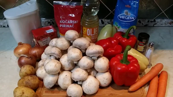 Posne punjene paprike sa pečurkama 4 | Istaknuta slika 4/4 | 7, neodoljivih, –, paprika, pečurka, pirinač, krompir, i, šargarepa, u, balansu, paradajz, sosa, i, luka