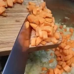 Posne punjene paprike sa pečurkama | Dinstanje povrća | Postupak 3 | Slika 4/10