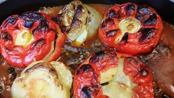 Posne punjene paprike sa pečurkama 7 | Istaknuta slika 2/4 | 7, neodoljivih, –, paprika, pečurka, pirinač, krompir, i, šargarepa, u, balansu, paradajz, sosa, i, luka