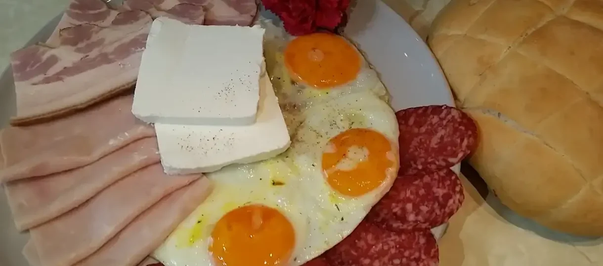 Banatski doručak sa jajima i suhomesnatim