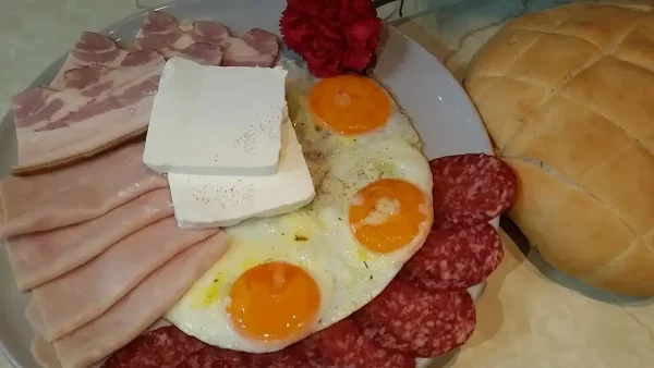 Banatski doručak sa jajima i suhomesnatim 1 | Istaknuta slika 1/4 | Energija, koja, te, uvodi, u, radni, mod, brže, od, alarma