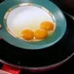Banatski doručak sa jajima i suhomesnatim | Priprema jaja | Postupak 1 | Slika 3/6