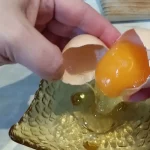 Banatski doručak sa jajima i suhomesnatim | Priprema jaja | Postupak 1 | Slika 2/6