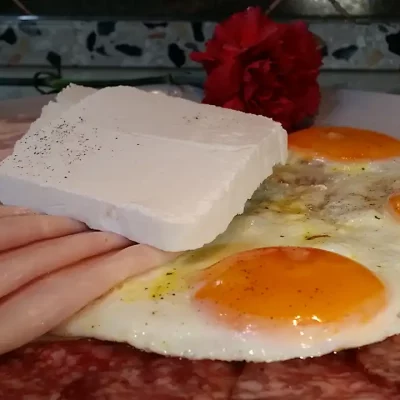 Slika vezana za Banatski doručak sa jajima i suhomesnatim 2