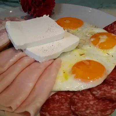 Banatski doručak sa jajima i suhomesnatim | Priprema suhomesnatog mesa | Postupak 2 | Slika 3/3