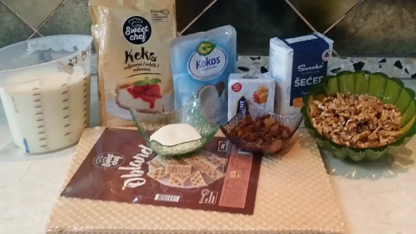 Oblande trio slatkih slojeva 1 | Istaknuta slika 4/4 | Tri, fila, tri, osmeha, –, kokos, orah, i, keks, –, saveznici, za, veseli, ukus