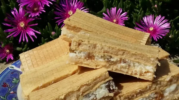 Oblande trio slatkih slojeva 2 | Istaknuta slika 1/4 | Tri, fila, tri, osmeha, –, kokos, orah, i, keks, –, saveznici, za, veseli, ukus