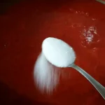 Domaći kuvani paradajz | Dodavanje začina | Postupak 5 | Slika 2/4