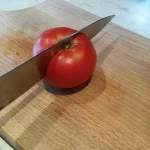 Salata od paradajza i crvenog luka | Priprema povrća | Postupak 1 | Slika 4/8