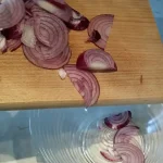 Salata od paradajza i crvenog luka | Priprema povrća | Postupak 1 | Slika 3/8