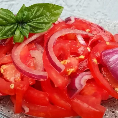 Salata od paradajza i crvenog luka | Serviranje | Postupak 3 | Slika 2/3