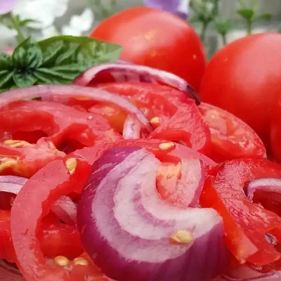 Slika vezana za Salata od paradajza i crvenog luka