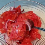 Salata od paradajza i crvenog luka | Dodavanje začina | Postupak 2 | Slika 4/4