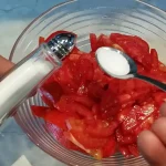 Salata od paradajza i crvenog luka | Dodavanje začina | Postupak 2 | Slika 1/4