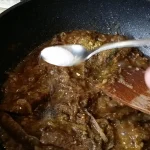 Svinjska džigerica u sosu | Dodavanje začina i pradajz sosa | Postupak 4 | Slika 2/5