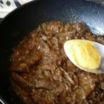 Svinjska džigerica u sosu | Dodavanje začina i pradajz sosa | Postupak 4 | Slika 1/5