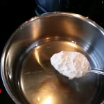 Gust pasulj sa dimljenom kolenicom | Dodavanje zaprške | Postupak 5 | Slika 2/6
