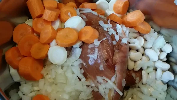 Gust pasulj sa dimljenom kolenicom 19 | Istaknuta slika 3/4 | Tradicija, ukusa, prenošena, generacijama, na, selu, obrok, koji, greje, i, hrani