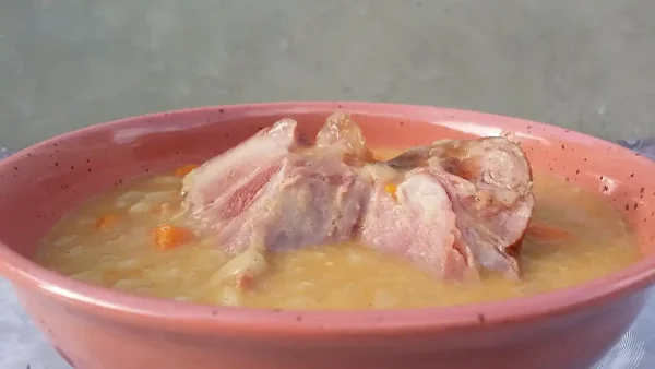 Gust pasulj sa dimljenom kolenicom 4 | Istaknuta slika 1/4 | Tradicija, ukusa, prenošena, generacijama, na, selu, obrok, koji, greje, i, hrani