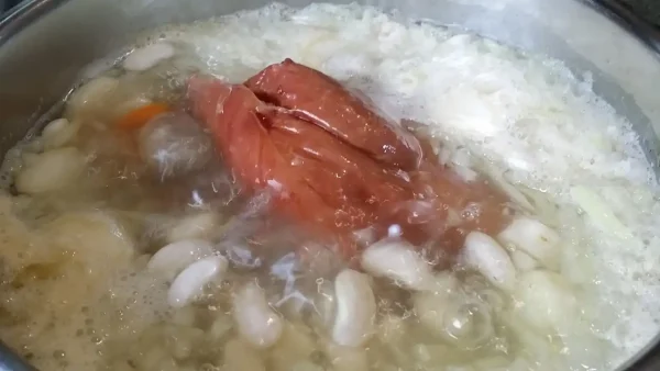 Gust pasulj sa dimljlenom kolenicom 16 | Istaknuta slika 2/4 | Tradicija, ukusa, prenošena, generacijama, na, selu, obrok, koji, greje, i, hrani