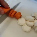 Gust pasulj sa dimljlenom kolenicom | Priprema povrća | Postupak 3 | Slika 2/7