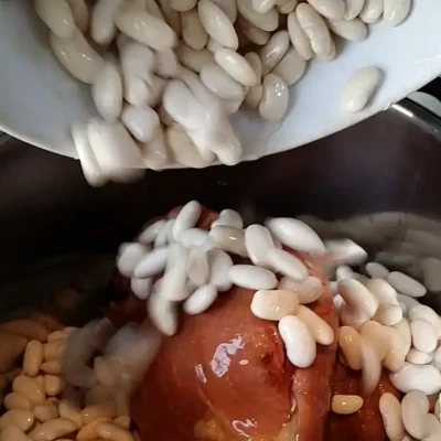 Gust pasulj sa dimljlenom kolenicom | Priprema kolenice i pasulja | Postupak 2 | Slika 3/3