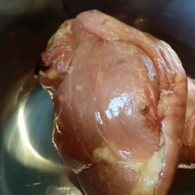 Gust pasulj sa dimljlenom kolenicom | Priprema kolenice i pasulja | Postupak 2 | Slika 2/3