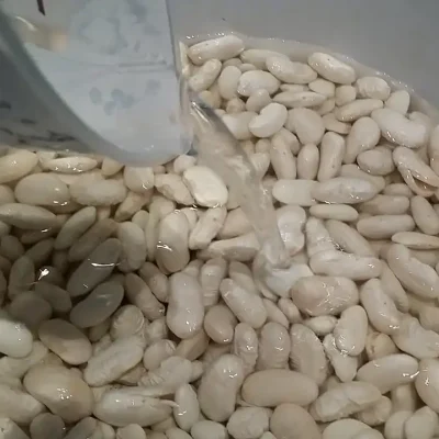 Gust pasulj sa dimljlenom kolenicom | Priprema pasulja | Postupak 1 | Slika 2/2