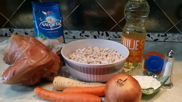 Gust pasulj sa dimljlenom kolenicom 5 | Istaknuta slika 4/4 | Tradicija, ukusa, prenošena, generacijama, na, selu, obrok, koji, greje, i, hrani