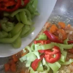 Kobasica sa pirinčom i povrćem iz rerne | Dinstanje povrća | Postupak 2 | Slika 6/8